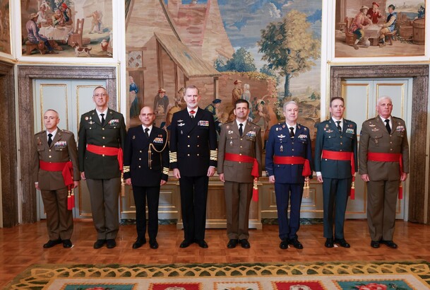 Fotografía de grupo de Su Majestad el Rey junto a un grupo de generales de división y vicealmirantes